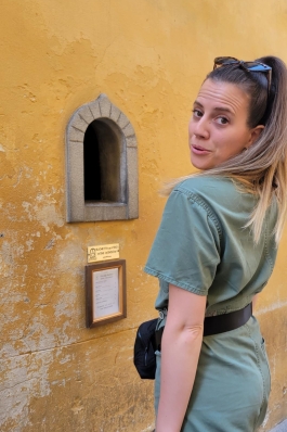 Cara Bettinger at a wine window in Florence, Italy